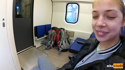 Стеснительная делает минет в поезде